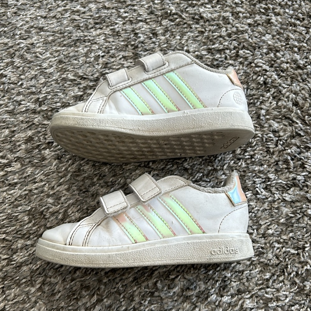 Toddler girl Adidas sneaker with iridescent pink stripes size 9, pink and white
